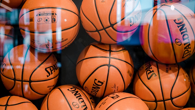 2026年NBA季后赛，斯蒂芬·库里超远距离压哨三分绝杀对手的庆祝画面